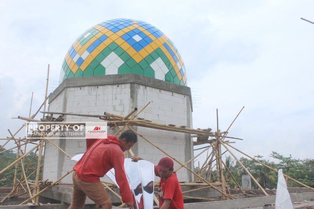 pemasangan kubah baitunnur
