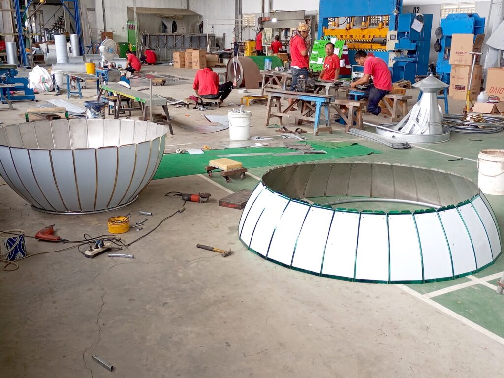 Proses produksi makara kubah masjid stainless diameter 6 meter di workshop Mustaka Group